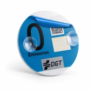 Soporte transparente para el parabrisas con dos ventosas, mostrando en su interior la pegatina azul de 0 Emisiones de la DGT y una lámina protectora azul medio despegada.