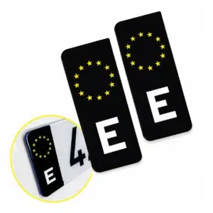 Pareja de pegatinas negras con la letra E de España y estrellas europeas amarillas, diseñadas para cubrir y personalizar la banda azul de la matrícula del coche.