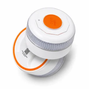 Baliza de emergencia V16 conectada IoT de la marca SOSFLASH, mostrando el botón superior naranja y la base con el código de homologación IDIADA y QR.