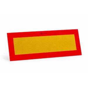 Placa rectangular reflectante homologada con centro amarillo y borde perimetral rojo, correspondiente a la señal V-6 obligatoria para vehículos largos.
