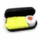 Kit de emergencia para coche en estuche negro abierto, mostrando en su interior un chaleco amarillo reflectante plegado y una baliza V16 conectada de la marca SOSFLASH.