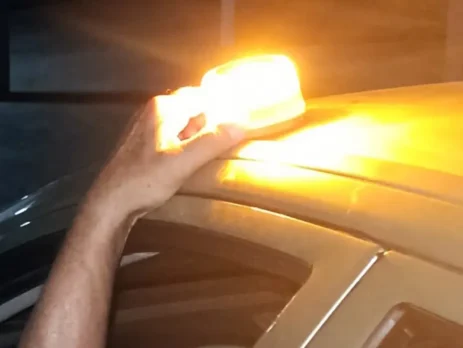Baliza V16 obligatoria en España para señalización de emergencias en carretera