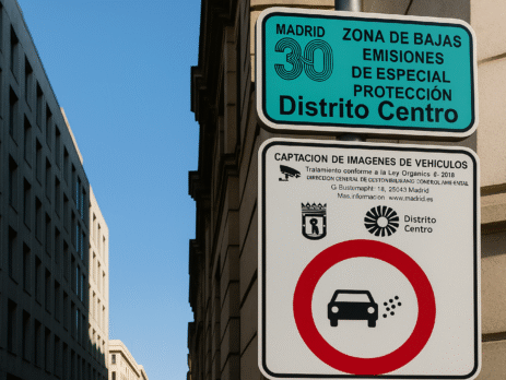 Señal de Zona de Bajas Emisiones (ZBE) y cámara de vigilancia en una calle de Madrid, donde el Ayuntamiento ha impuesto récord histórico de multas por acceder sin etiqueta ambiental