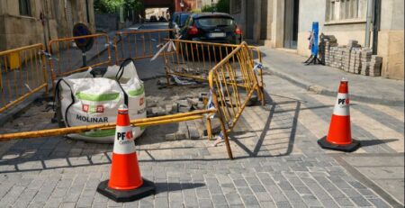 Cono conectado certificado por la DGT 3.0 señalizando una zona de obras en carretera