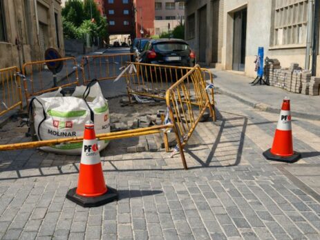 Cono conectado certificado por la DGT 3.0 señalizando una zona de obras en carretera