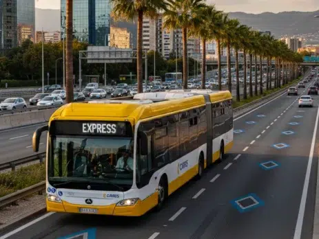 Radar inteligente de la DGT que detecta ocupación en vehículos y controla el acceso al carril VAO a partir de 2026.