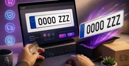 Persona comprando una matrícula acrílica online desde el móvil con envío en 24 horas