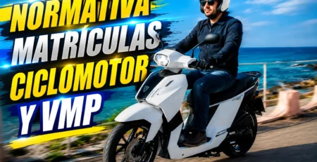 Placa de matrícula acrílica amarilla para ciclomotor y etiqueta identificativa obligatoria para patinete eléctrico según la normativa DGT 2026.