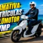 Placa de matrícula acrílica amarilla para ciclomotor y etiqueta identificativa obligatoria para patinete eléctrico según la normativa DGT 2026.