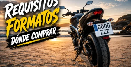 Matrícula moto acrílica de formato oficial instalada en la parte trasera de una motocicleta con el código de homologación de la DGT visible.