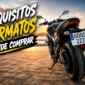 Matrícula moto acrílica de formato oficial instalada en la parte trasera de una motocicleta con el código de homologación de la DGT visible.