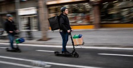 Matrícula para patinete eléctrico instalada en el guardabarros trasero, fabricada por Carengine.
