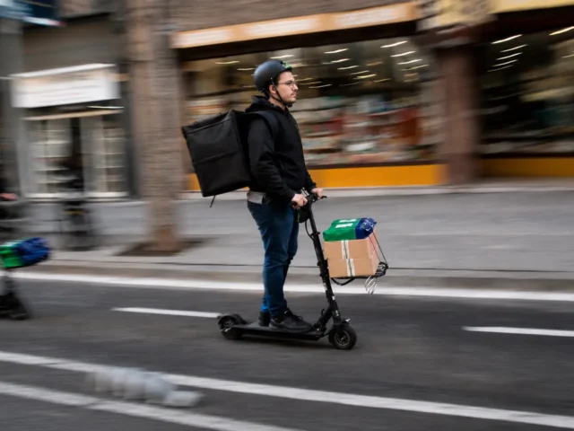 Matrícula para patinete eléctrico instalada en el guardabarros trasero, fabricada por Carengine.