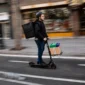 Matrícula para patinete eléctrico instalada en el guardabarros trasero, fabricada por Carengine.