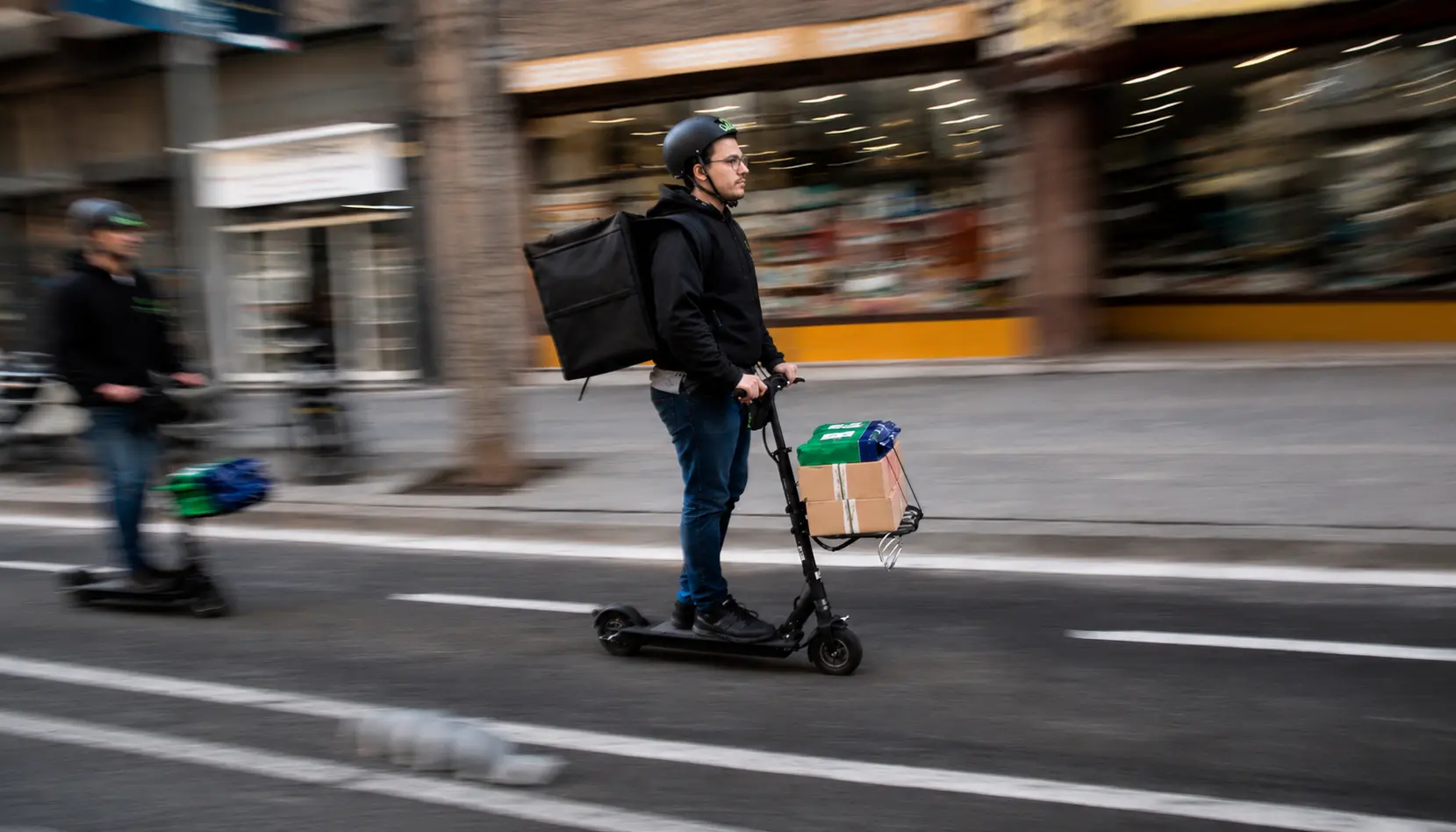 Matrícula para patinete eléctrico instalada en el guardabarros trasero, fabricada por Carengine.