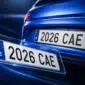 Par de matrículas acrílicas homologadas instaladas en un coche moderno